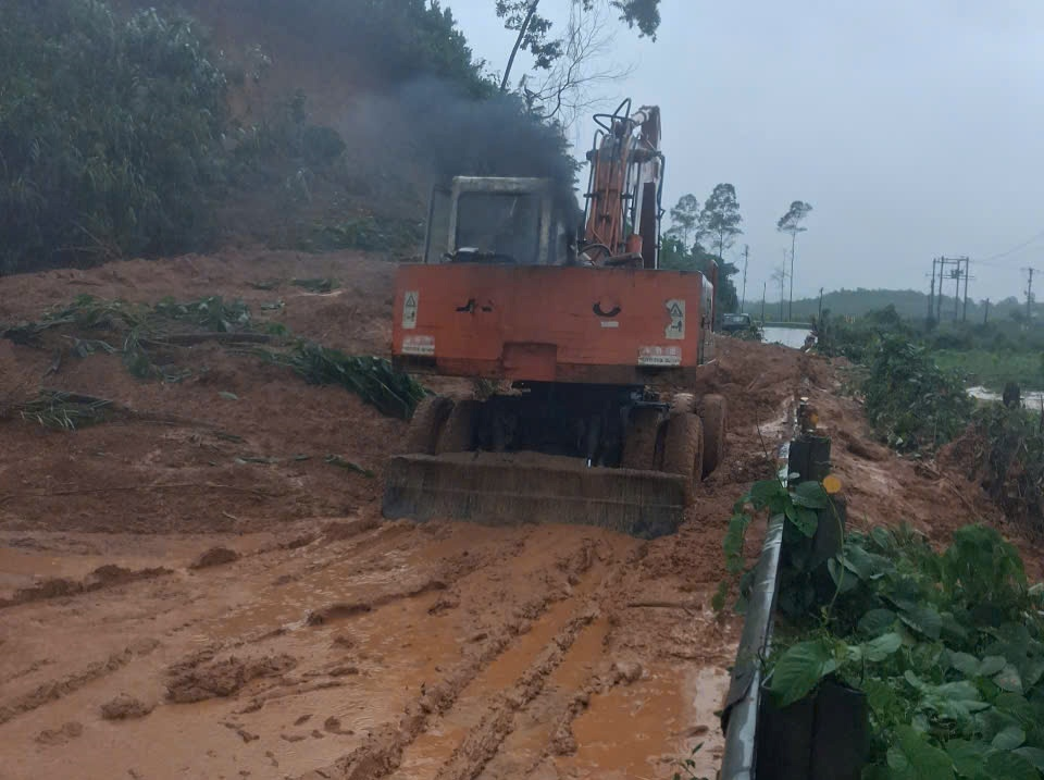 Xuất hiện nhiều điểm sạt lở mới gây ách tắc trên đường Hồ Chí Minh